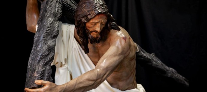 Jesús Nazareno-Imagen de Jesús Nazareno con la cruz a cuestas, a tamaño natural, tallada en madera de tilo y policromada al óleo, con destino oratorio particular.