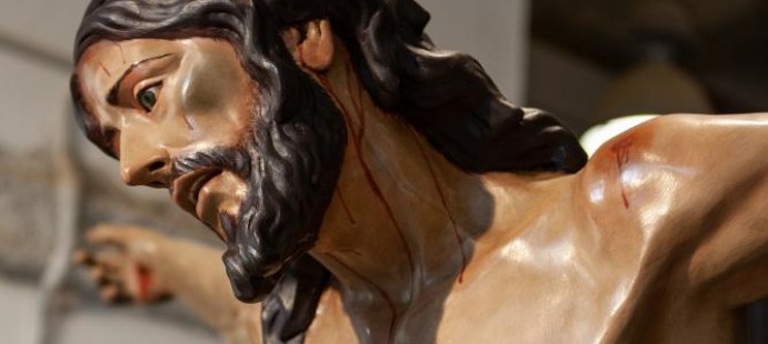 Cristo Crucificado-Tamaño natural (180 cm), con cruz arbórea, tallado en madera y policromado al óleo.  Realizado para la parroquia de Nuestra Señora del Carmen y de la Santa Cruz, en Arcos de la Frontera,Cádiz